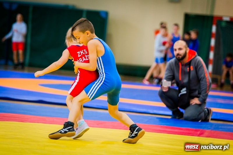 Zdjęcie w galerii na portalu naszraciborz.pl: Najmłodsi zapaśnicy i zapaśniczki rywalizowali na matach w Rudniku wiadomości z regionu