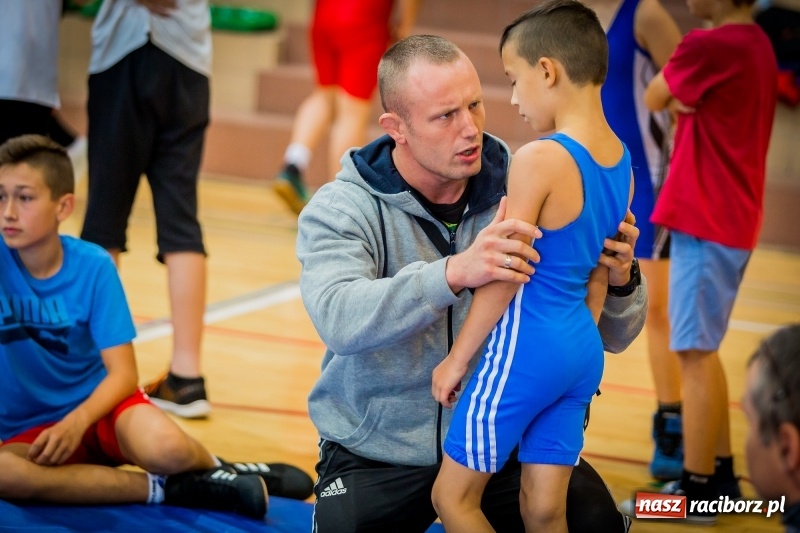 Zdjęcie w galerii na portalu naszraciborz.pl: Najmłodsi zapaśnicy i zapaśniczki rywalizowali na matach w Rudniku wiadomości z regionu