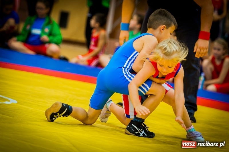 Zdjęcie w galerii na portalu naszraciborz.pl: Najmłodsi zapaśnicy i zapaśniczki rywalizowali na matach w Rudniku wiadomości z regionu