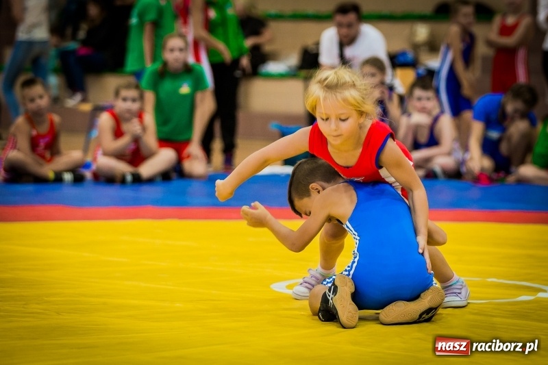 Zdjęcie w galerii na portalu naszraciborz.pl: Najmłodsi zapaśnicy i zapaśniczki rywalizowali na matach w Rudniku wiadomości z regionu