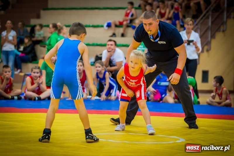 Zdjęcie w galerii na portalu naszraciborz.pl: Najmłodsi zapaśnicy i zapaśniczki rywalizowali na matach w Rudniku wiadomości z regionu