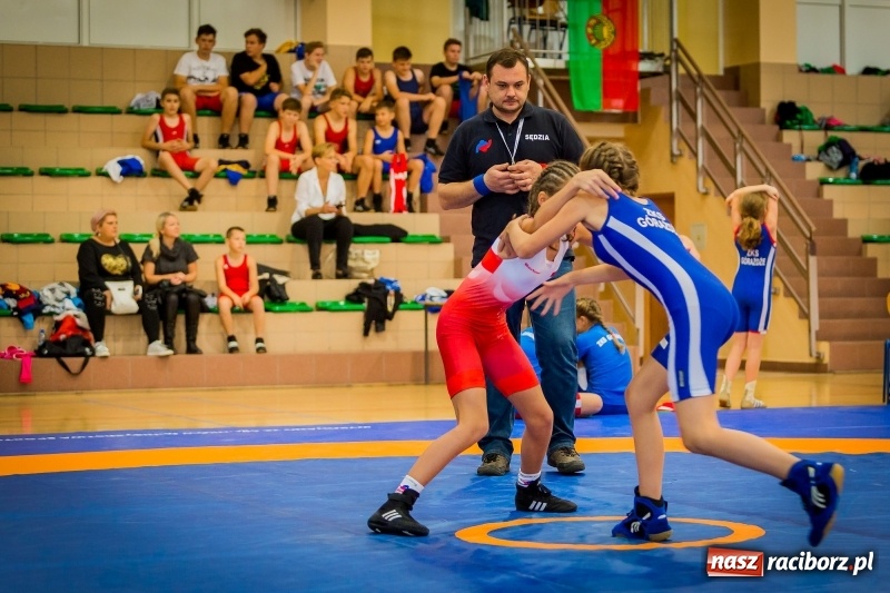 Zdjęcie w galerii na portalu naszraciborz.pl: Najmłodsi zapaśnicy i zapaśniczki rywalizowali na matach w Rudniku wiadomości z regionu