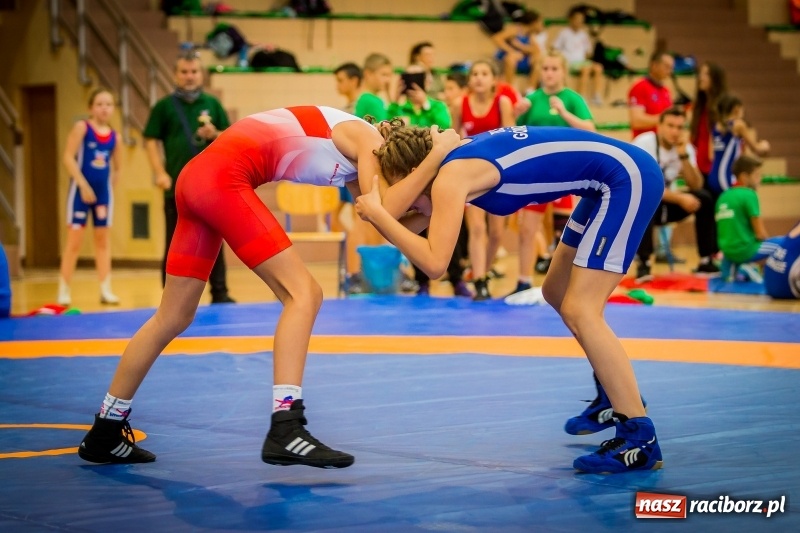 Zdjęcie w galerii na portalu naszraciborz.pl: Najmłodsi zapaśnicy i zapaśniczki rywalizowali na matach w Rudniku wiadomości z regionu