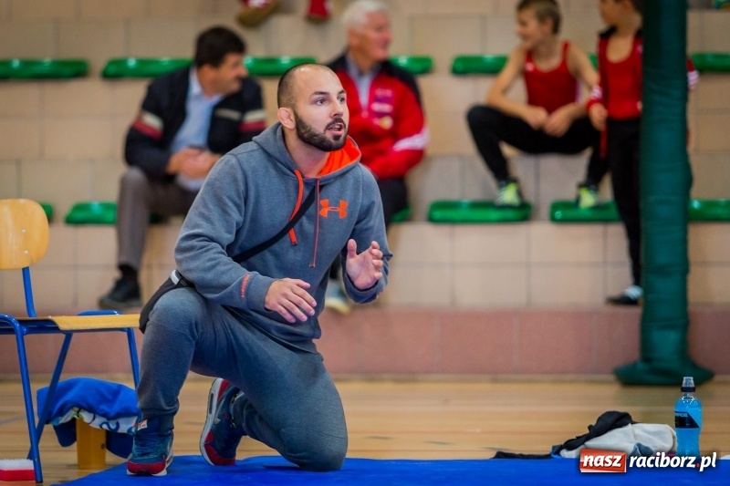 Zdjęcie w galerii na portalu naszraciborz.pl: Najmłodsi zapaśnicy i zapaśniczki rywalizowali na matach w Rudniku wiadomości z regionu