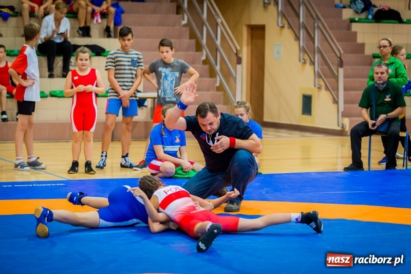 Zdjęcie w galerii na portalu naszraciborz.pl: Najmłodsi zapaśnicy i zapaśniczki rywalizowali na matach w Rudniku wiadomości z regionu