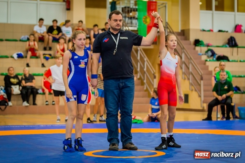 Zdjęcie w galerii na portalu naszraciborz.pl: Najmłodsi zapaśnicy i zapaśniczki rywalizowali na matach w Rudniku wiadomości z regionu