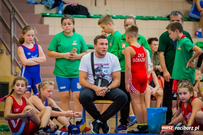 Zdjęcie w galerii na portalu naszraciborz.pl: Najmłodsi zapaśnicy i zapaśniczki rywalizowali na matach w Rudniku wiadomości z regionu