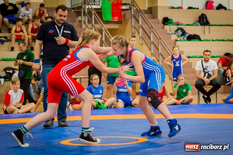 Zdjęcie w galerii na portalu naszraciborz.pl: Najmłodsi zapaśnicy i zapaśniczki rywalizowali na matach w Rudniku wiadomości z regionu