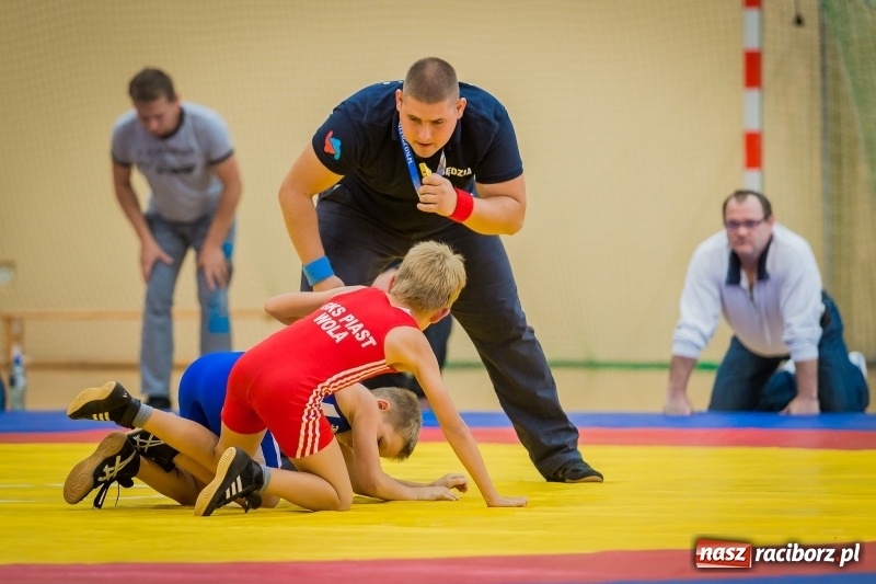 Zdjęcie w galerii na portalu naszraciborz.pl: Najmłodsi zapaśnicy i zapaśniczki rywalizowali na matach w Rudniku wiadomości z regionu
