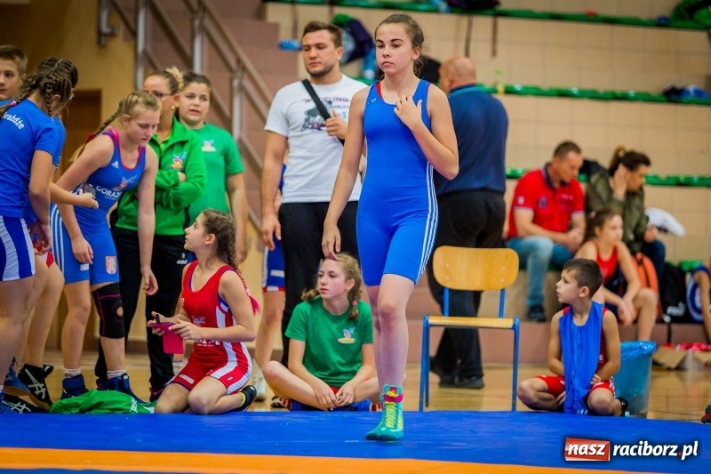 Zdjęcie w galerii na portalu naszraciborz.pl: Najmłodsi zapaśnicy i zapaśniczki rywalizowali na matach w Rudniku wiadomości z regionu