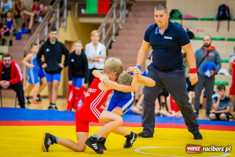 Zdjęcie w galerii na portalu naszraciborz.pl: Najmłodsi zapaśnicy i zapaśniczki rywalizowali na matach w Rudniku wiadomości z regionu