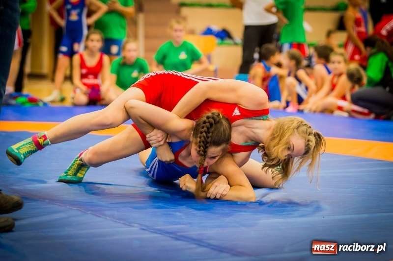 Zdjęcie w galerii na portalu naszraciborz.pl: Najmłodsi zapaśnicy i zapaśniczki rywalizowali na matach w Rudniku wiadomości z regionu