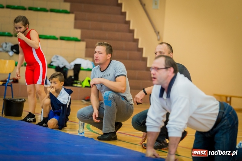 Zdjęcie w galerii na portalu naszraciborz.pl: Najmłodsi zapaśnicy i zapaśniczki rywalizowali na matach w Rudniku wiadomości z regionu