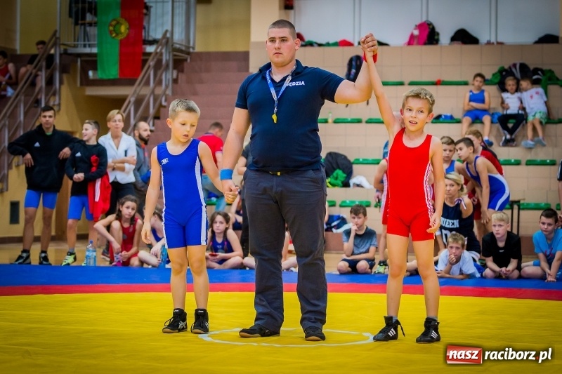 Zdjęcie w galerii na portalu naszraciborz.pl: Najmłodsi zapaśnicy i zapaśniczki rywalizowali na matach w Rudniku wiadomości z regionu