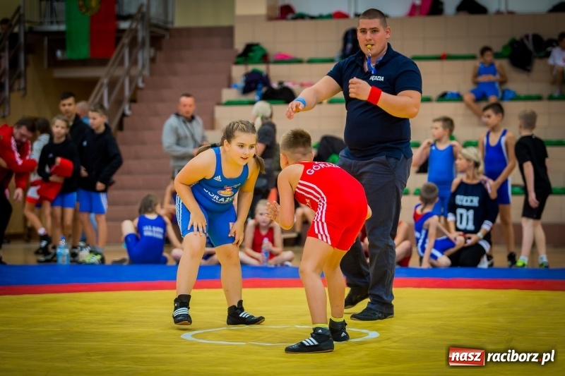Zdjęcie w galerii na portalu naszraciborz.pl: Najmłodsi zapaśnicy i zapaśniczki rywalizowali na matach w Rudniku wiadomości z regionu