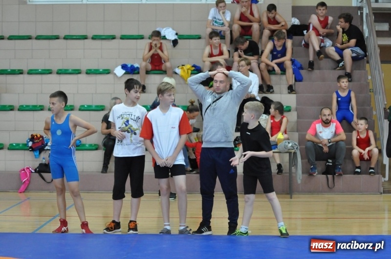 Zdjęcie w galerii na portalu naszraciborz.pl: Najmłodsi zapaśnicy i zapaśniczki rywalizowali na matach w Rudniku wiadomości z regionu