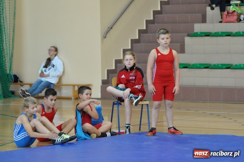 Zdjęcie w galerii na portalu naszraciborz.pl: Najmłodsi zapaśnicy i zapaśniczki rywalizowali na matach w Rudniku wiadomości z regionu