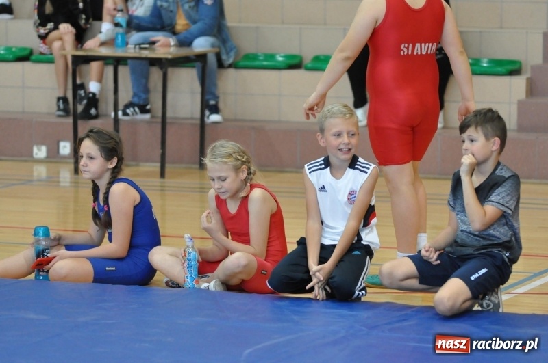Zdjęcie w galerii na portalu naszraciborz.pl: Najmłodsi zapaśnicy i zapaśniczki rywalizowali na matach w Rudniku wiadomości z regionu