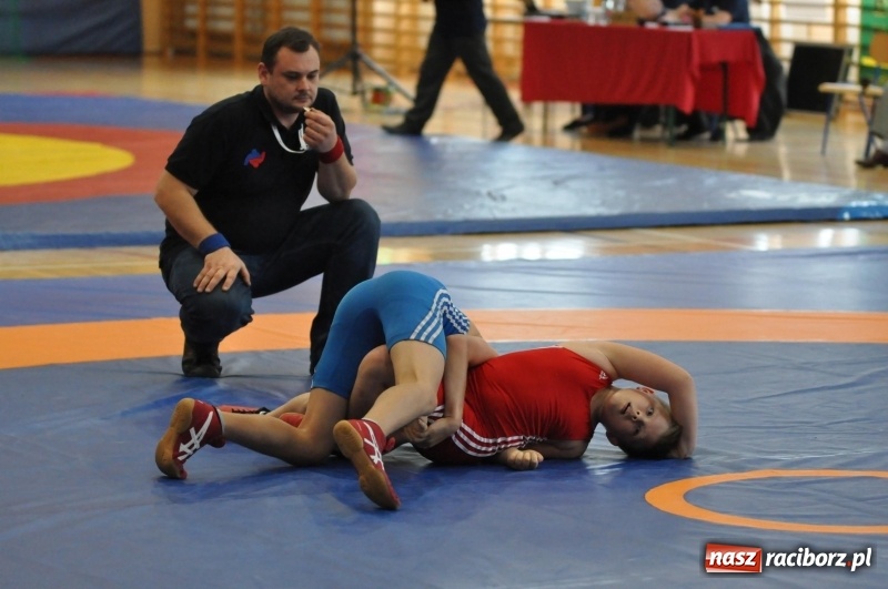Zdjęcie w galerii na portalu naszraciborz.pl: Najmłodsi zapaśnicy i zapaśniczki rywalizowali na matach w Rudniku wiadomości z regionu