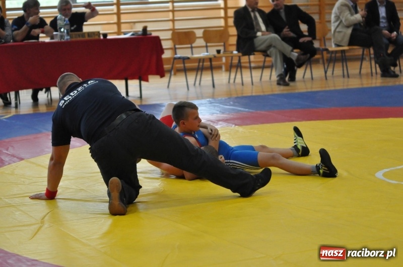 Zdjęcie w galerii na portalu naszraciborz.pl: Najmłodsi zapaśnicy i zapaśniczki rywalizowali na matach w Rudniku wiadomości z regionu