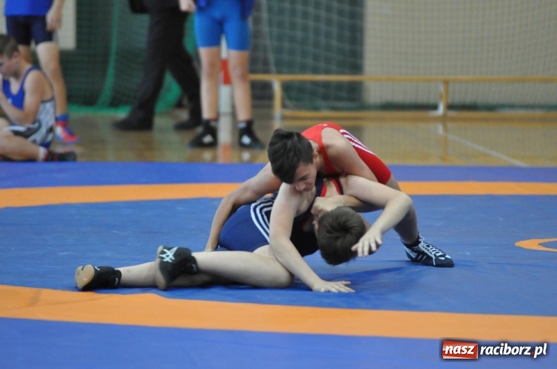Zdjęcie w galerii na portalu naszraciborz.pl: Najmłodsi zapaśnicy i zapaśniczki rywalizowali na matach w Rudniku wiadomości z regionu
