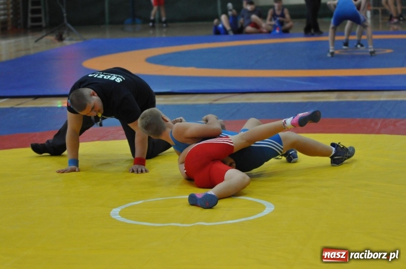Zdjęcie w galerii na portalu naszraciborz.pl: Najmłodsi zapaśnicy i zapaśniczki rywalizowali na matach w Rudniku wiadomości z regionu