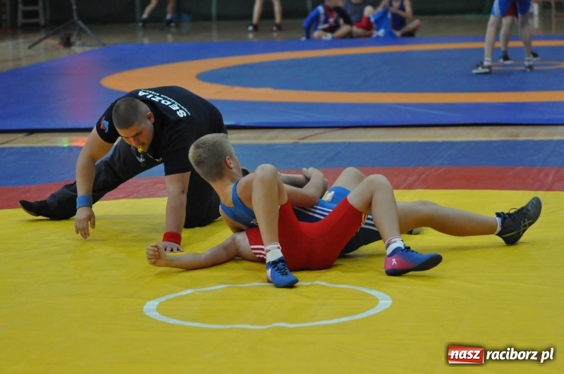 Zdjęcie w galerii na portalu naszraciborz.pl: Najmłodsi zapaśnicy i zapaśniczki rywalizowali na matach w Rudniku wiadomości z regionu
