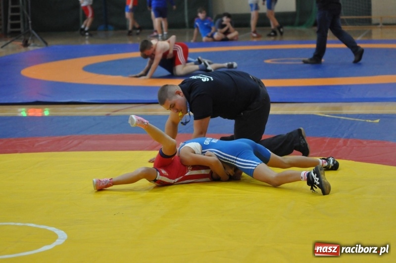 Zdjęcie w galerii na portalu naszraciborz.pl: Najmłodsi zapaśnicy i zapaśniczki rywalizowali na matach w Rudniku wiadomości z regionu