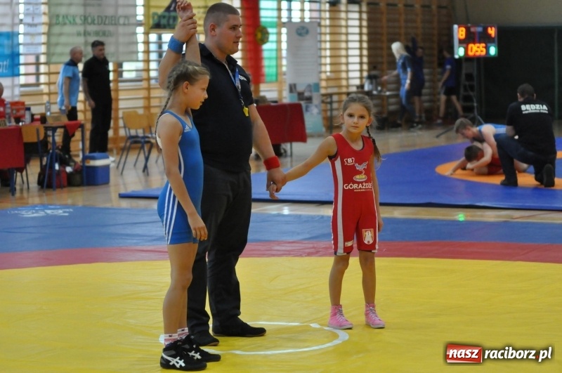 Zdjęcie w galerii na portalu naszraciborz.pl: Najmłodsi zapaśnicy i zapaśniczki rywalizowali na matach w Rudniku wiadomości z regionu