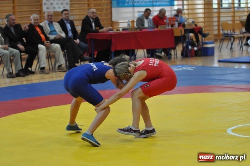 Zdjęcie w galerii na portalu naszraciborz.pl: Najmłodsi zapaśnicy i zapaśniczki rywalizowali na matach w Rudniku wiadomości z regionu