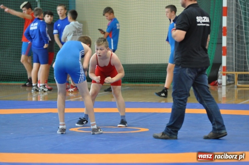 Zdjęcie w galerii na portalu naszraciborz.pl: Najmłodsi zapaśnicy i zapaśniczki rywalizowali na matach w Rudniku wiadomości z regionu