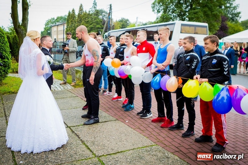 Zdjęcie w galerii na portalu naszraciborz.pl: Justyna Święty i Dawid Ersetic na ślubnym kobiercu. Zobacz, kto przyszedł na uroczystość  wiadomości z regionu