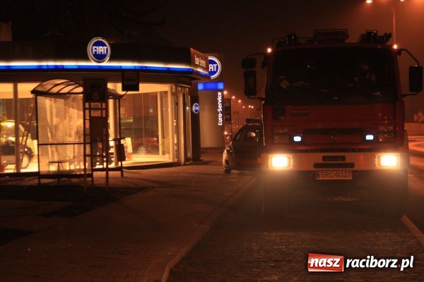 Zdjęcie w galerii na portalu naszraciborz.pl: Laweta uderzyła w salon fiata wiadomości z regionu