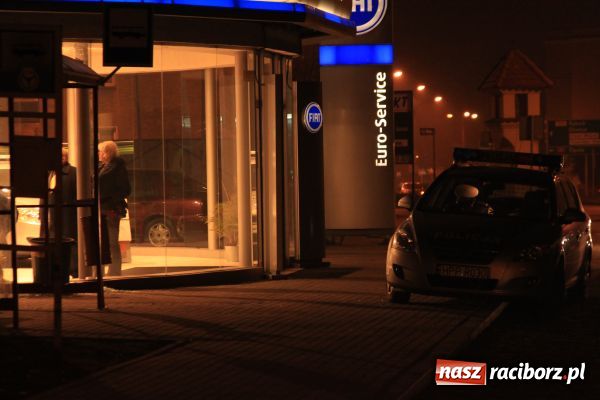 Zdjęcie w galerii na portalu naszraciborz.pl: Laweta uderzyła w salon fiata wiadomości z regionu