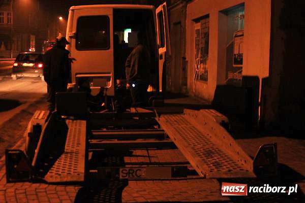 Zdjęcie w galerii na portalu naszraciborz.pl: Laweta uderzyła w salon fiata wiadomości z regionu