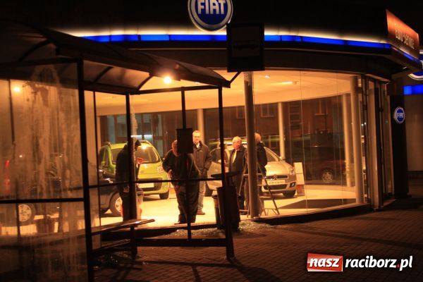 Zdjęcie w galerii na portalu naszraciborz.pl: Laweta uderzyła w salon fiata wiadomości z regionu