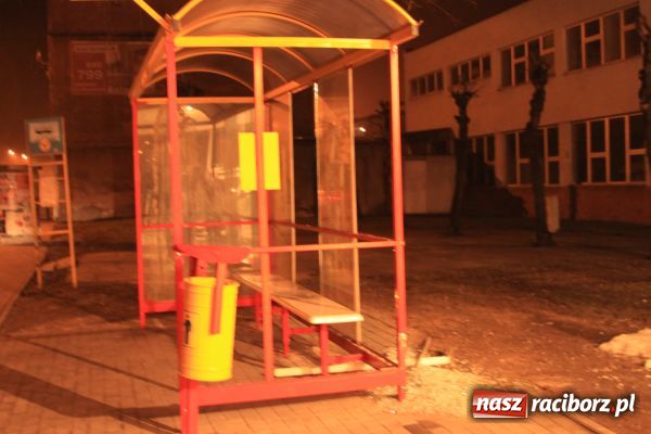 Zdjęcie w galerii na portalu naszraciborz.pl: Laweta uderzyła w salon fiata wiadomości z regionu