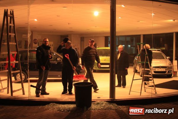 Zdjęcie w galerii na portalu naszraciborz.pl: Laweta uderzyła w salon fiata wiadomości z regionu