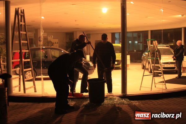 Zdjęcie w galerii na portalu naszraciborz.pl: Laweta uderzyła w salon fiata wiadomości z regionu