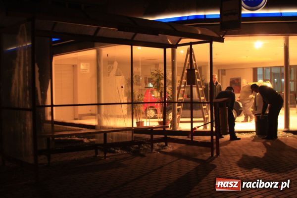 Zdjęcie w galerii na portalu naszraciborz.pl: Laweta uderzyła w salon fiata wiadomości z regionu