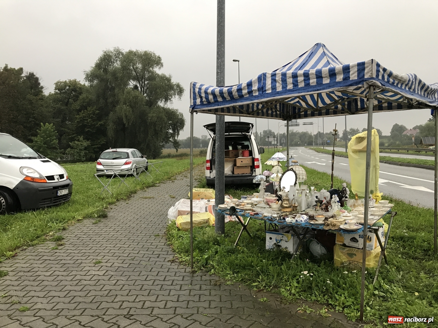 Zdjęcie w galerii na portalu naszraciborz.pl: Jarmark w Chałupkach ruszył, ale deszcz zrobił swoje. Słaba frekwencja wiadomości z regionu