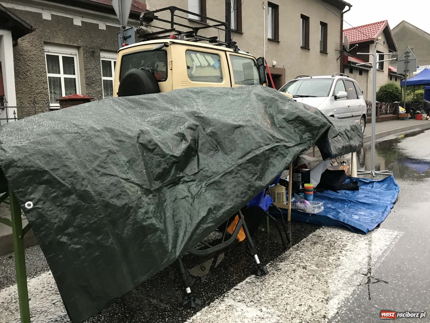 Zdjęcie w galerii na portalu naszraciborz.pl: Jarmark w Chałupkach ruszył, ale deszcz zrobił swoje. Słaba frekwencja wiadomości z regionu