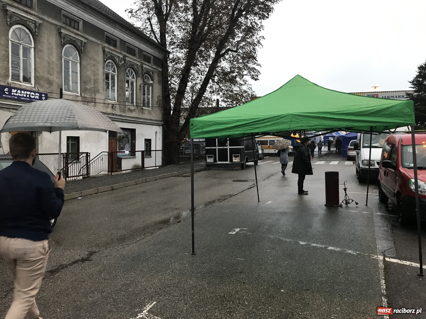 Zdjęcie w galerii na portalu naszraciborz.pl: Jarmark w Chałupkach ruszył, ale deszcz zrobił swoje. Słaba frekwencja wiadomości z regionu