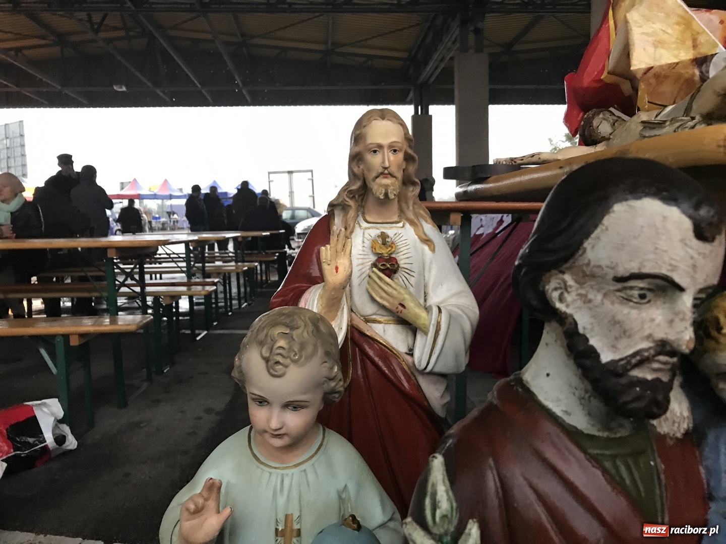 Zdjęcie w galerii na portalu naszraciborz.pl: Jarmark w Chałupkach ruszył, ale deszcz zrobił swoje. Słaba frekwencja wiadomości z regionu