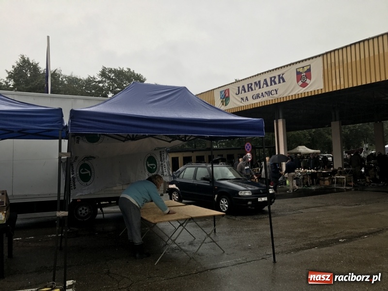 Zdjęcie w galerii na portalu naszraciborz.pl: Jarmark w Chałupkach ruszył, ale deszcz zrobił swoje. Słaba frekwencja wiadomości z regionu