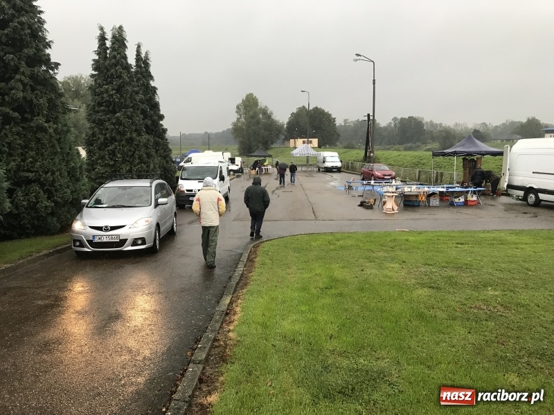 Zdjęcie w galerii na portalu naszraciborz.pl: Jarmark w Chałupkach ruszył, ale deszcz zrobił swoje. Słaba frekwencja wiadomości z regionu
