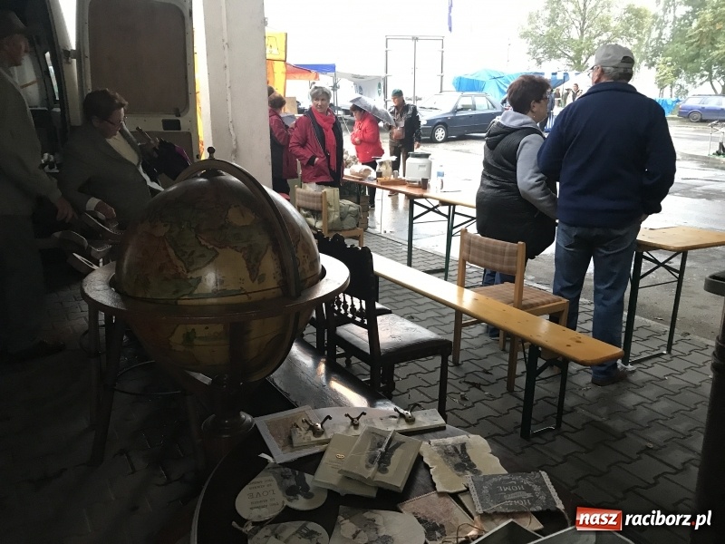 Zdjęcie w galerii na portalu naszraciborz.pl: Jarmark w Chałupkach ruszył, ale deszcz zrobił swoje. Słaba frekwencja wiadomości z regionu