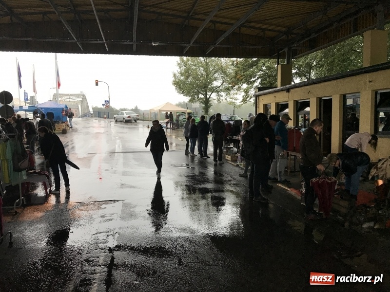 Zdjęcie w galerii na portalu naszraciborz.pl: Jarmark w Chałupkach ruszył, ale deszcz zrobił swoje. Słaba frekwencja wiadomości z regionu