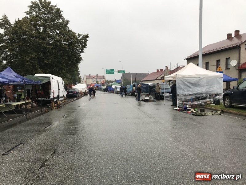 Zdjęcie w galerii na portalu naszraciborz.pl: Jarmark w Chałupkach ruszył, ale deszcz zrobił swoje. Słaba frekwencja wiadomości z regionu