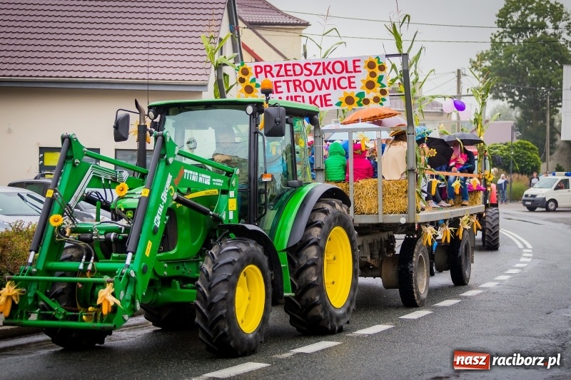 Zdjęcie w galerii na portalu naszraciborz.pl: Urodzinowe dożynki Pietrowic Wielkich. Rolnicy pokazali nowoczesny sprzęt  wiadomości z regionu